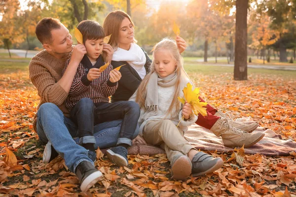 秋の公園の幸せな家族の肖像画 — ストック写真