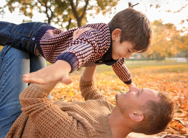 Padre Figlio Che Giocano Nel Parco Autunnale — Foto Stock