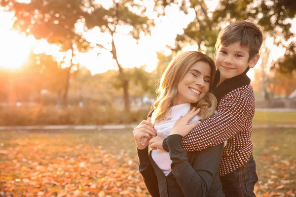 Happy Mother Son Autumn Park — Stock Photo, Image