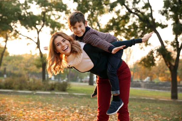幸福的母亲和儿子在秋天公园玩 — 图库照片