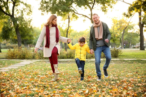 Famiglia Diverte Nel Parco Autunnale — Foto Stock