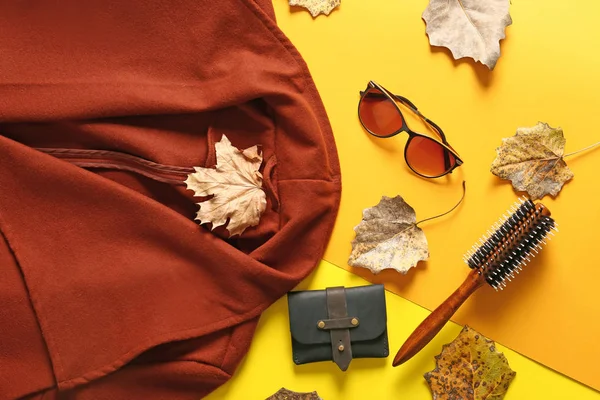 Warme Jas Met Vrouwelijke Items Herfstbladeren Kleur Achtergrond Bovenaanzicht — Stockfoto