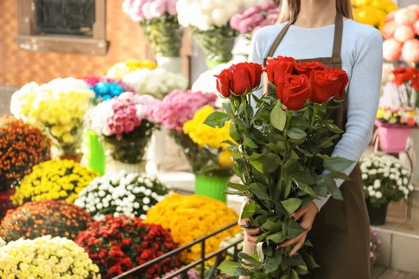 Vendedora Segurando Buquê Belas Rosas Loja — Fotografia de Stock