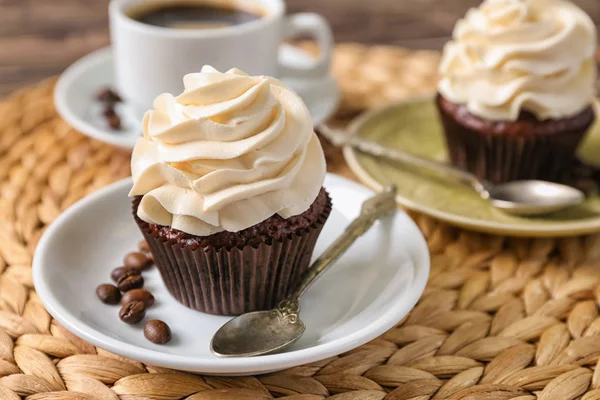 Sabroso Cupcake Chocolate Estera Mimbre —  Fotos de Stock