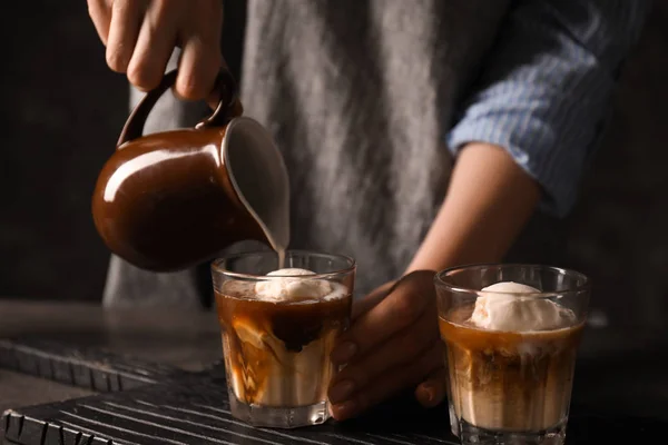 Donna Versando Latte Nel Bicchiere Con Caffè Gelato — Foto Stock