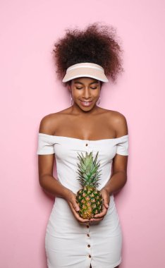 Renkli ananaslı güzel Afro-Amerikalı kadın.