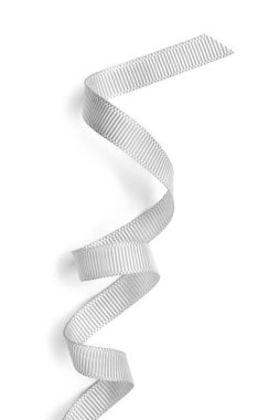 Beyaz arkaplanda gümüş kurdele