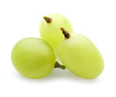 Beyaz arka plan üzerinde olgunlaşmış taze sulu üzüm