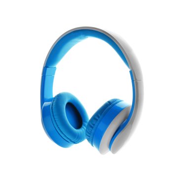 Beyaz arka planda modern kulaklıklar