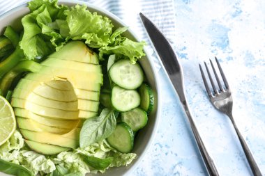 Plaka renk tablosu üzerinde sağlıklı sebze salatası ile