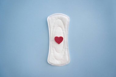 Adet yastık ile renk arka plan üzerinde kırmızı kalp