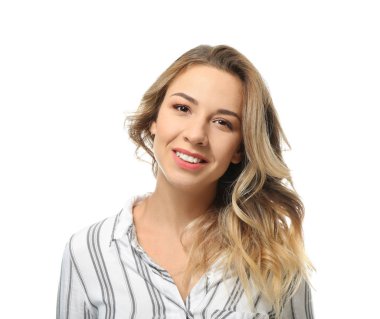 Beyaz arka planda güzel bir genç kadının portresi.