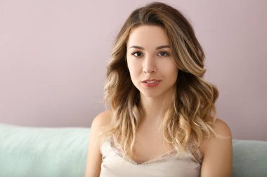 Evdeki güzel genç kadının portresi.