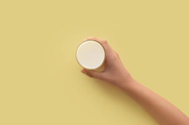 Renk arka plan üzerinde süt Holding'in el