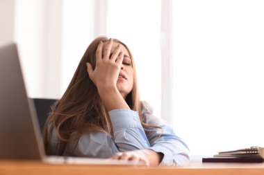 Ofisteki yorgun genç bayan.