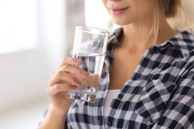 Güzel ve genç birbayan içme suyu evde, portre