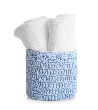 Temiz havlu üzerinde beyaz arka plan ile sepet