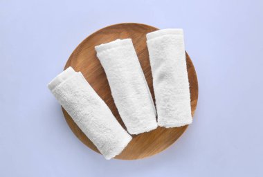 Renkli arka planda yumuşak havlular temizle