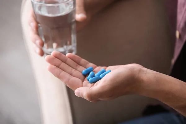 Hombre Sosteniendo Pastillas Vaso Agua Primer Plano — Foto de Stock