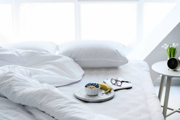 Tablero Madera Con Delicioso Desayuno Cama — Foto de Stock