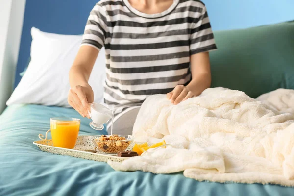 Молодая Женщина Вкусным Завтраком Кровати — стоковое фото