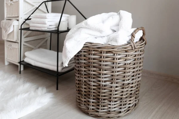 Wäschekorb Mit Schmutzigen Handtüchern Auf Dem Boden — Stockfoto
