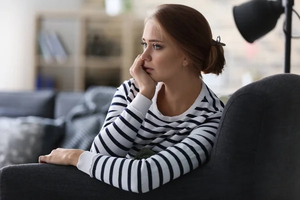 Depressive Junge Frau Sitzt Hause Auf Sofa — Stockfoto