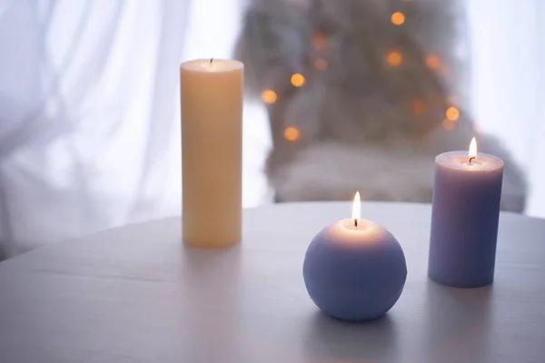 Schöne Brennende Kerzen Auf Holztisch Drinnen — Stockfoto