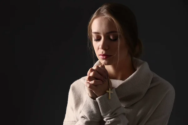 Hermosa Joven Rezando Sobre Fondo Oscuro — Foto de Stock