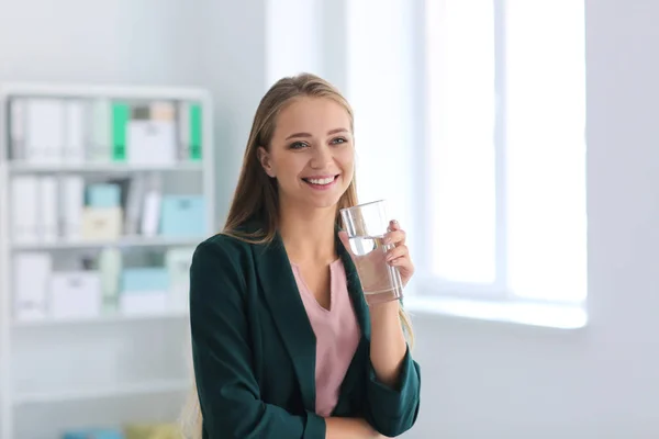 Bella Giovane Donna Che Beve Acqua Casa — Foto Stock