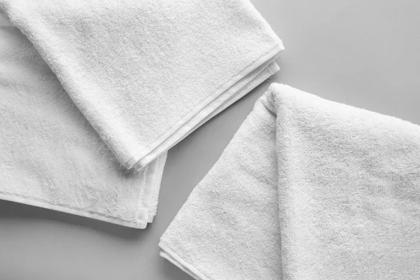 Чистые Мягкие Полотенца Сером Фоне — стоковое фото