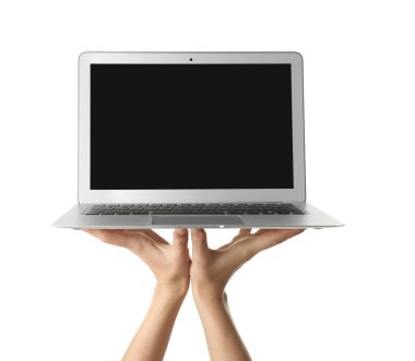 Laptop beyaz arka plan üzerinde tutan genç kadın