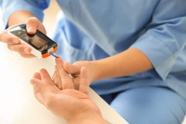 Doktor alarak dijital şeker ölçüm, closeup kullanarak diyabetik hastanın kan örneğini