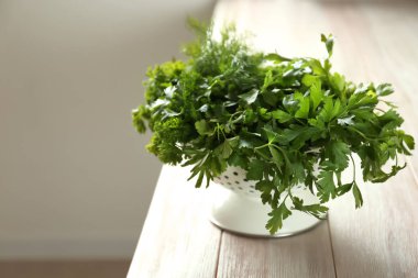 Kevgir ile ahşap masa üzerinde taze aromatik bitkiler