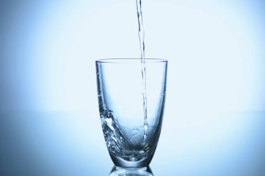 Açık renkli cam su dökme