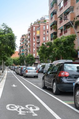 Bisiklet yolu ile modern şehir içinde özel işaretleme