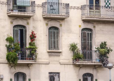 Çok öykülü eski şehirde bina