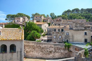 Güneşli güzel eski şehrin görünümü