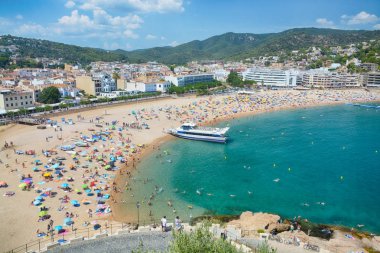 Güzel bir plaj gün güneşli yaz görünümünü