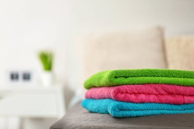 Yatakta temiz terry havlu yığını