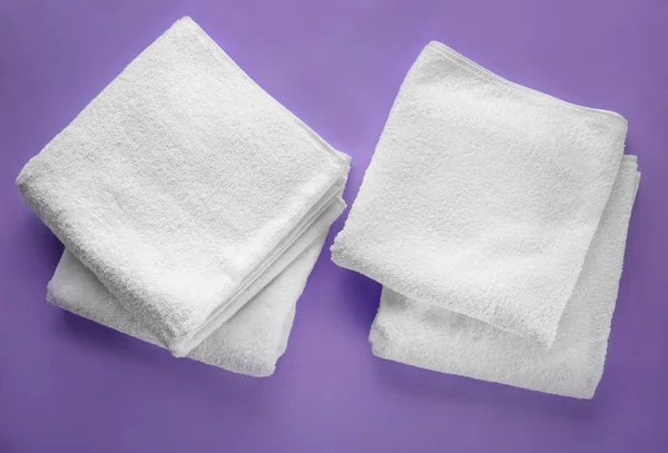 Καθαρίστε Μαλακές Πετσέτες Στο Φόντο Χρώμα — Φωτογραφία Αρχείου