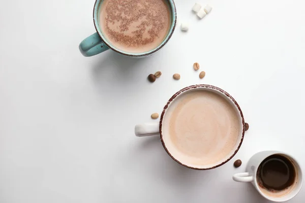 Tassen Mit Leckerem Aromatischen Kaffee Auf Weißem Hintergrund — Stockfoto
