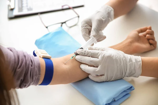 Médico Recolhendo Amostra Sangue Veia Hospital — Fotografia de Stock