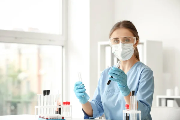 Female Doctor Working Blood Samples Table Laboratory — Stock Photo, Image
