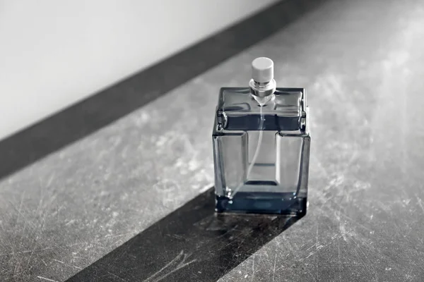 Flasche Parfüm Auf Grauem Tisch — Stockfoto