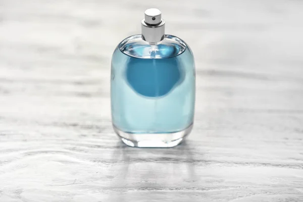 Flasche Parfüm Auf Weißem Holztisch — Stockfoto