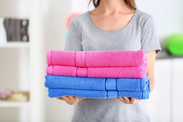 Kobieta Trzyma Składane Kolor Ręczniki Pomieszczeniu — Zdjęcie stockowe