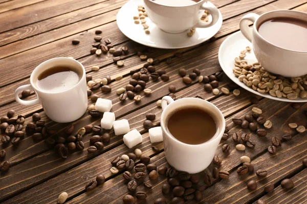 Kopjes Lekkere Aromatische Koffie Met Bonen Houten Tafel — Stockfoto