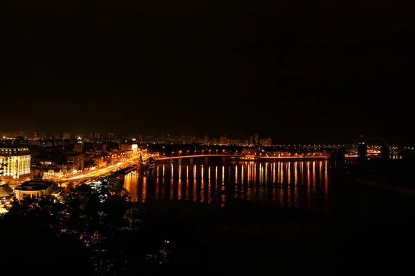 Blick Auf Die Schön Beleuchtete Stadt Bei Nacht — Stockfoto