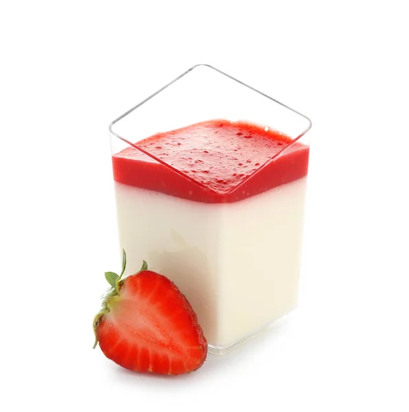 白い背景のおいしいイチゴのパンナコッタとガラス — ストック写真